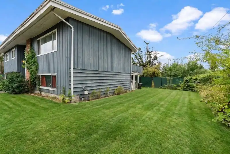 14042 110 AVENUE - photo 1 of 26
