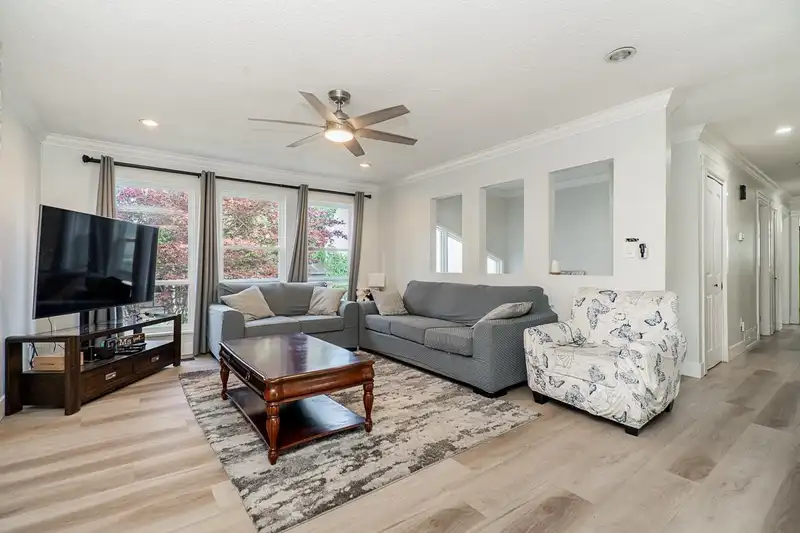 6209 172 STREET - photo 4 of 25