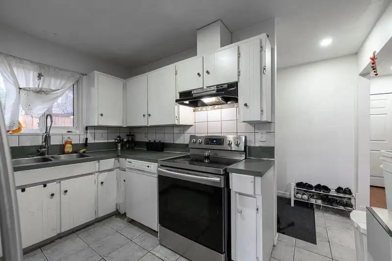 7366 128A STREET - photo 2 of 9