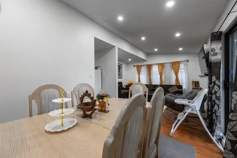 7366 128A STREET - photo 4 of 9