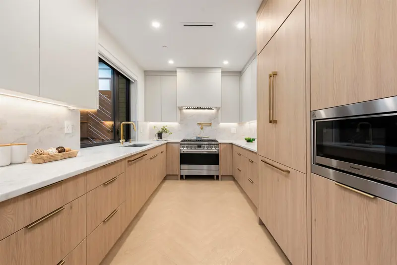 2 3393 VICTORIA DRIVE - photo 2 of 25