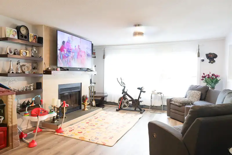 10261 10263 144 STREET - photo 2 of 11