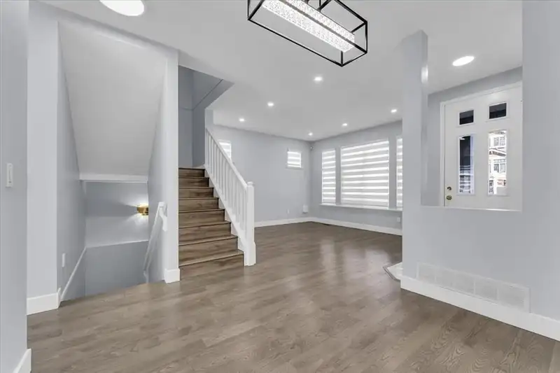 14852 58 AVENUE - photo 4 of 37