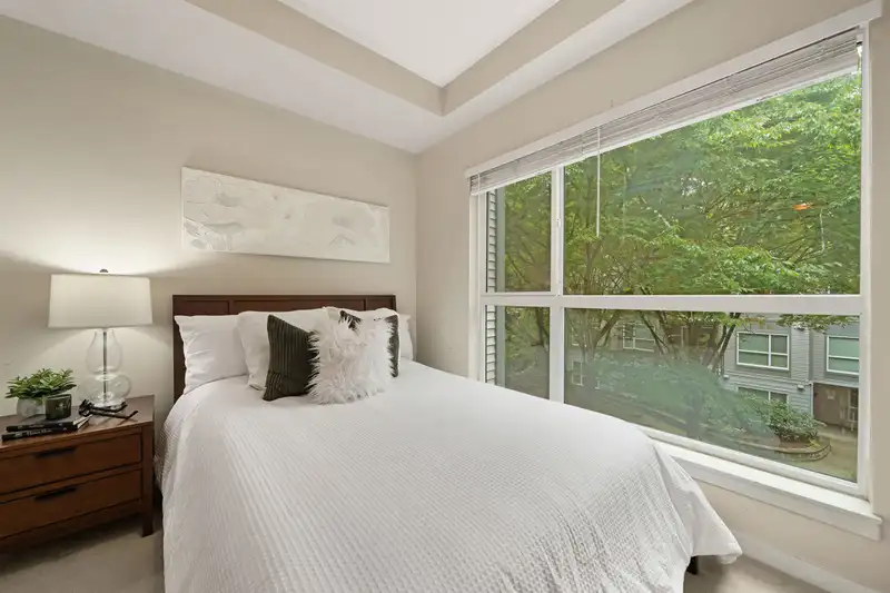 422 13733 107A AVENUE - photo 3 of 11