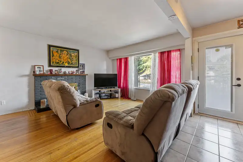 9761 124A STREET - photo 4 of 31
