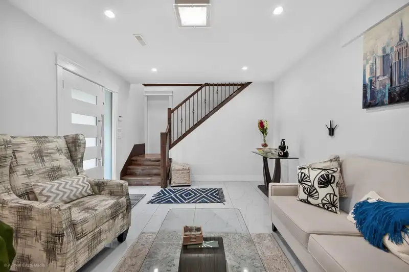 16166 92 AVENUE - photo 4 of 38