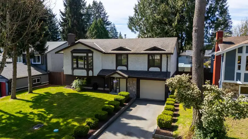7307 TODD CRESCENT - photo 4 of 37
