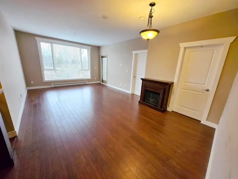 318 14333 104 AVENUE - photo 1 of 16