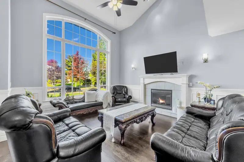 8362 170A STREET - photo 4 of 25