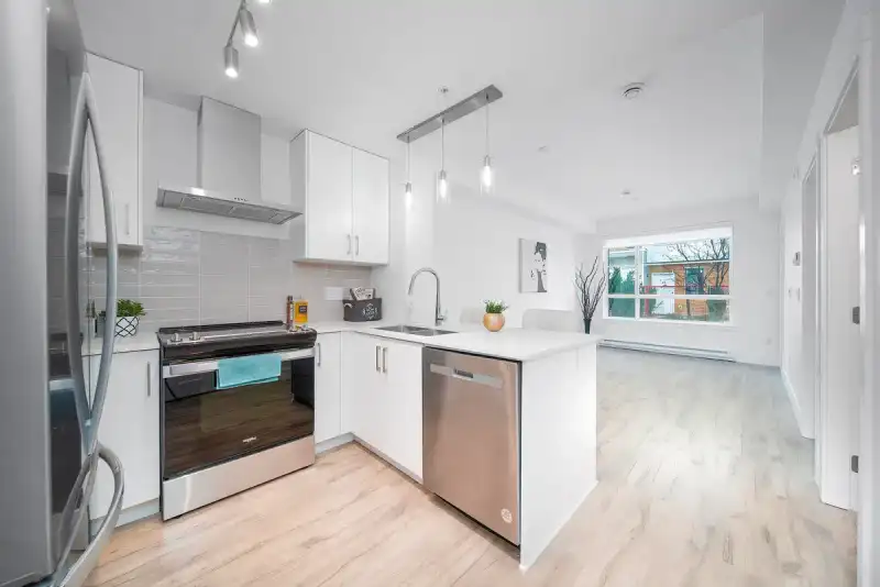 113 6338 KING GEORGE BOULEVARD - photo 1 of 9