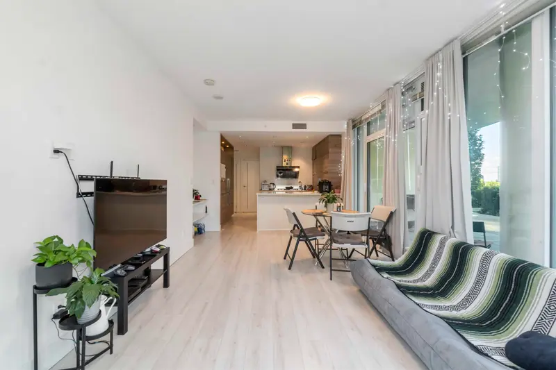 402 7388 KINGSWAY - photo 2 of 25