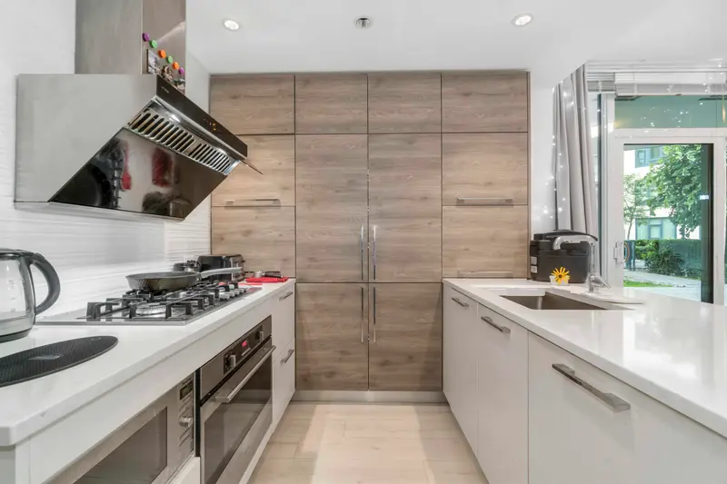 402 7388 KINGSWAY - photo 3 of 25