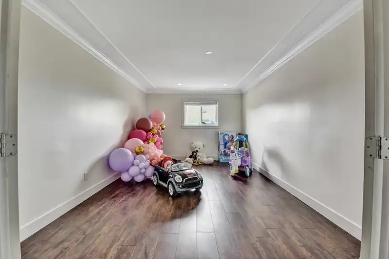 15181 68A AVENUE - photo 2 of 15