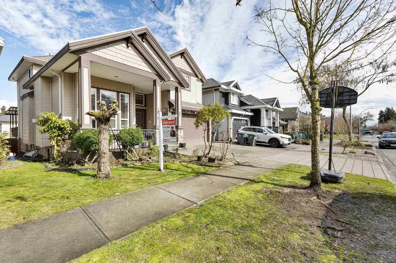 14581 76A AVENUE - photo 4 of 25