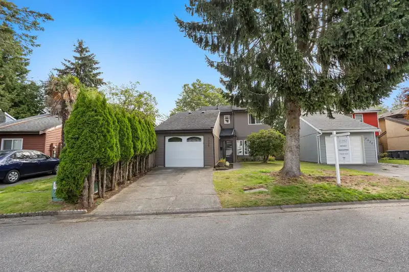 7338 128B STREET - photo 2 of 40