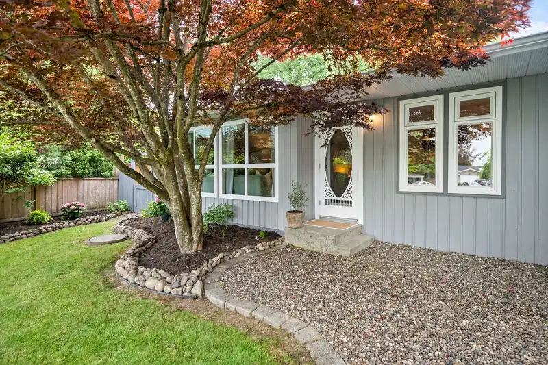 17459 61B AVENUE - photo 3 of 40