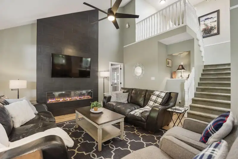 17850 100A AVENUE - photo 2 of 40