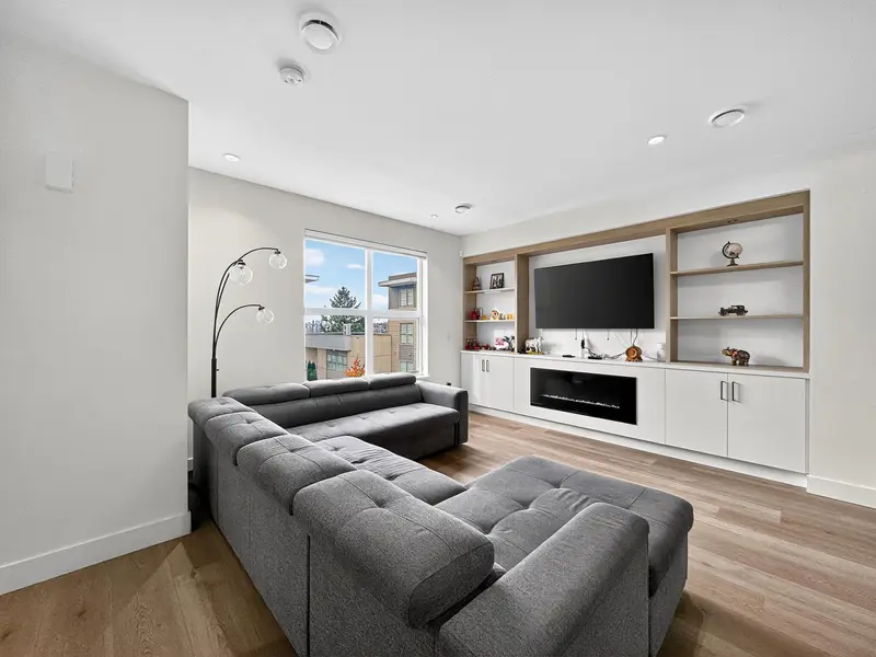 30 12585 104A AVENUE - photo 2 of 25