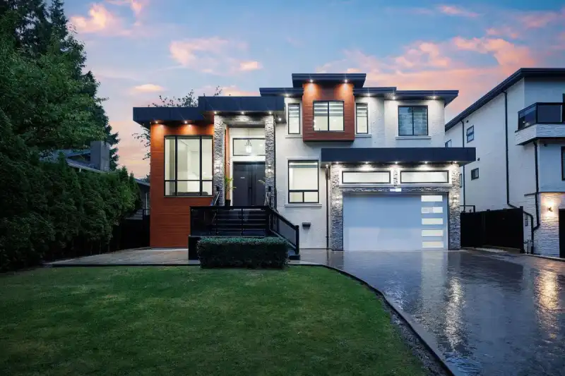 8995 QUEEN MARY BOULEVARD - photo 1 of 40