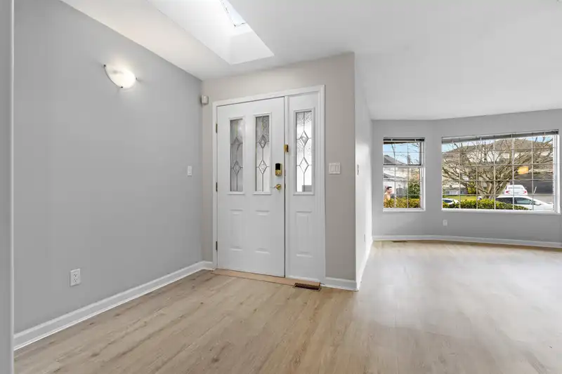 16339 95 AVENUE - photo 4 of 37