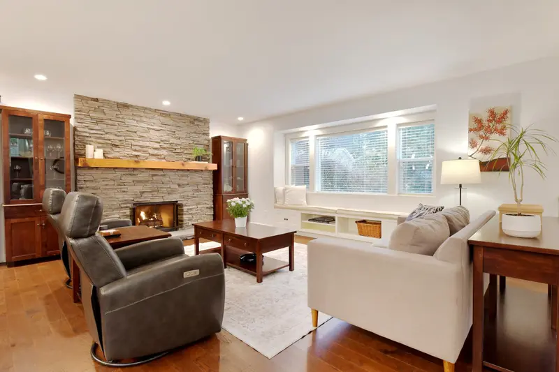 19824 40A AVENUE - photo 4 of 25