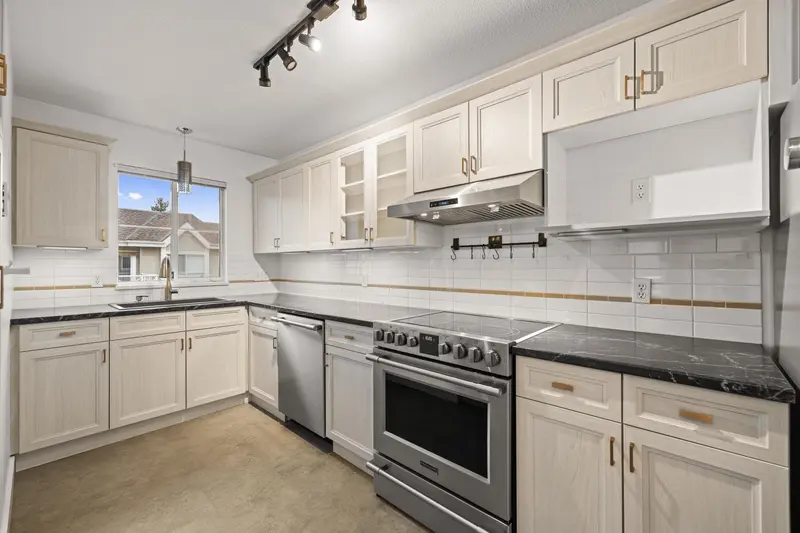 302 5556 201A STREET - photo 1 of 25