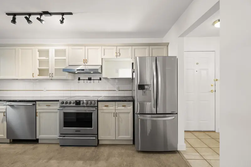 302 5556 201A STREET - photo 2 of 25