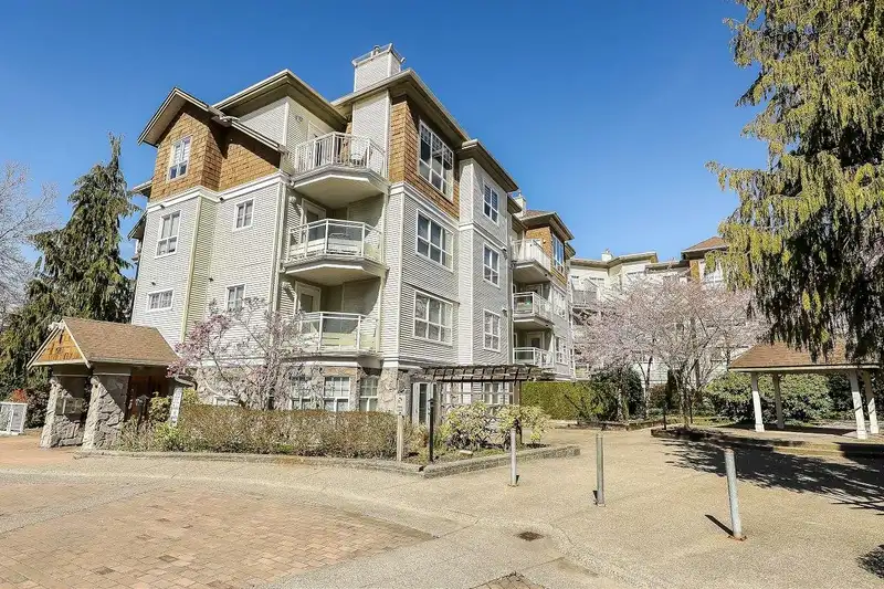 204 10188 155 STREET - photo 2 of 25