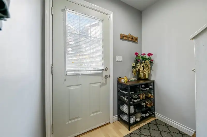 37 16760 61 AVENUE - photo 2 of 25