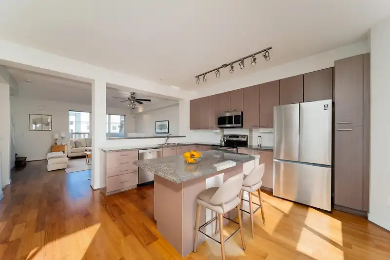 54 7155 189 STREET - photo 2 of 25