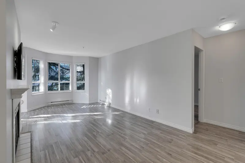 319 15268 105 AVENUE - photo 4 of 23