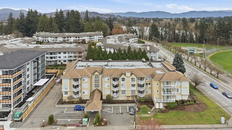 305 2410 EMERSON STREET - photo 2 of 25