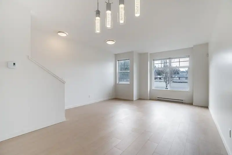 20 15788 104 AVENUE - photo 2 of 30
