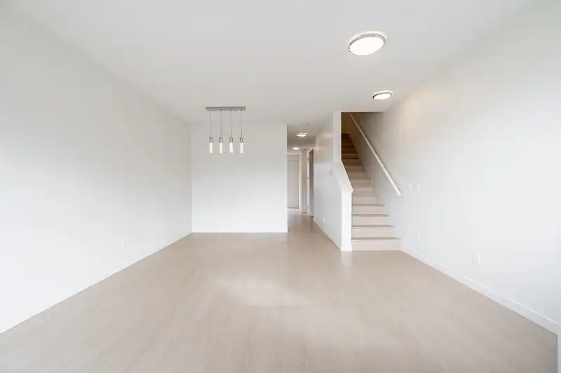 20 15788 104 AVENUE - photo 3 of 30