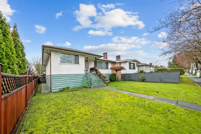 3115 E 49 AVENUE - photo 3 of 25