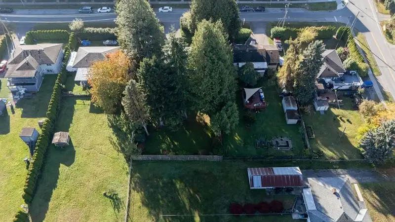 13231 112B AVENUE - photo 3 of 25