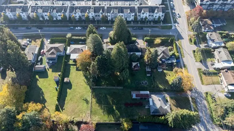 13231 112B AVENUE - photo 4 of 25