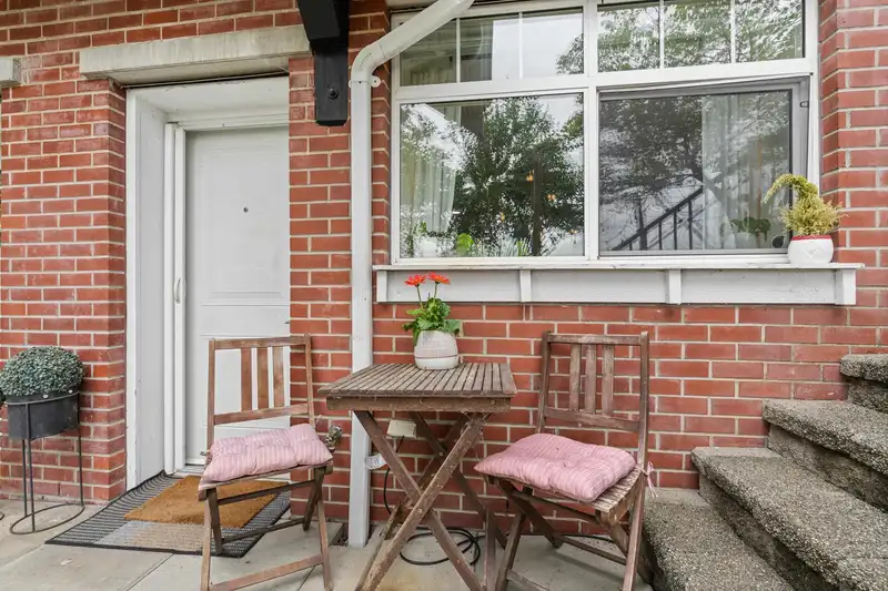 27 19551 66 AVENUE - photo 4 of 38