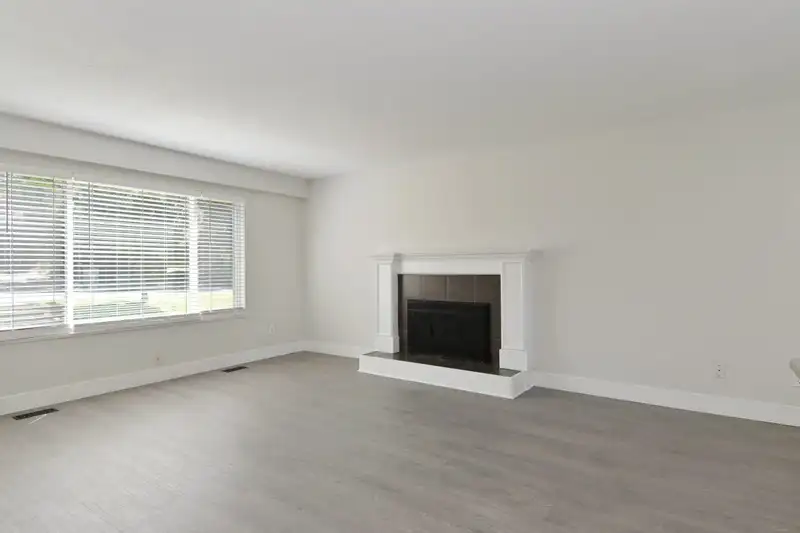 13487 112A AVENUE - photo 3 of 33