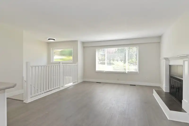 13487 112A AVENUE - photo 4 of 33