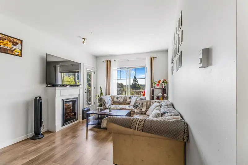 306 22290 NORTH AVENUE - photo 3 of 13