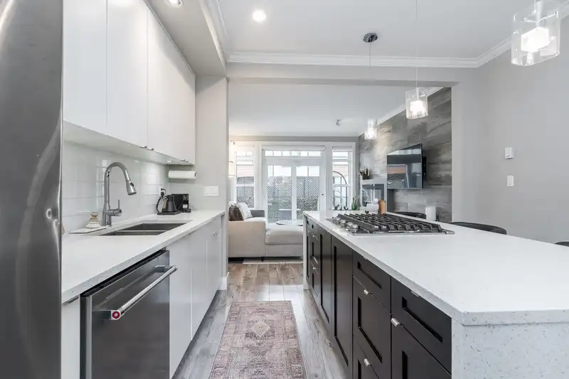 11 16488 64 AVENUE - photo 2 of 17