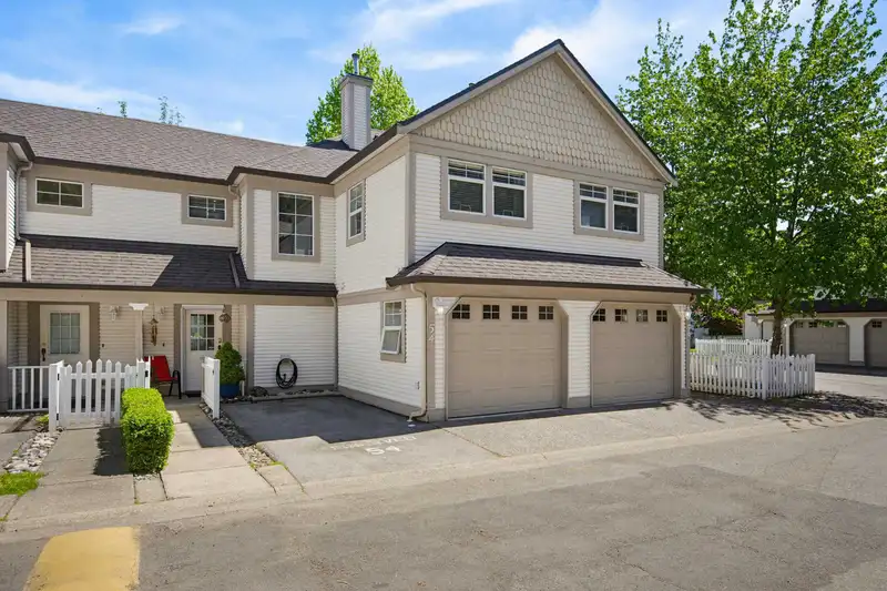54 16318 82 AVENUE - photo 1 of 37