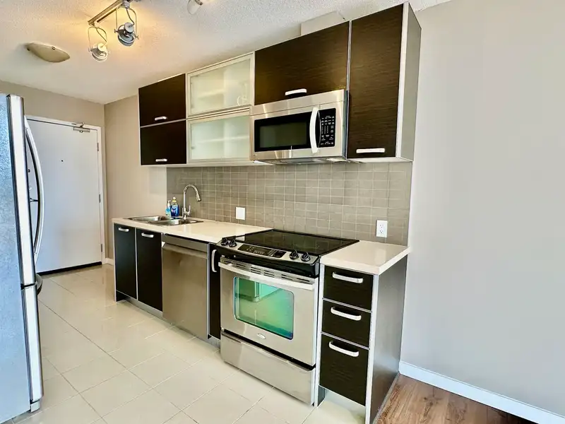 2805 9981 WHALLEY BOULEVARD - photo 4 of 13