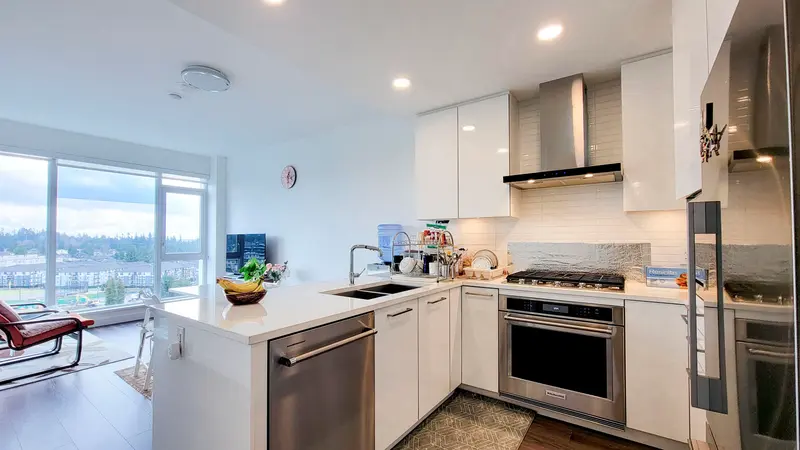 1204 518 CLARKE ROAD - photo 3 of 17