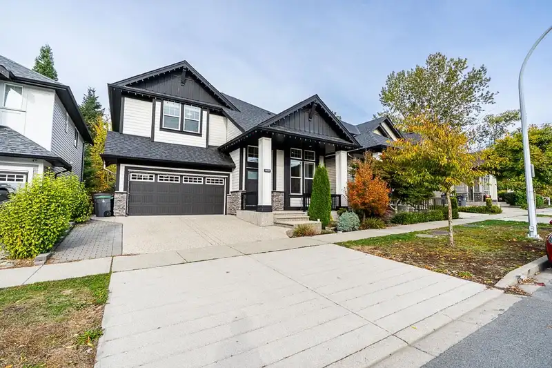 18105 67 AVENUE - photo 2 of 40