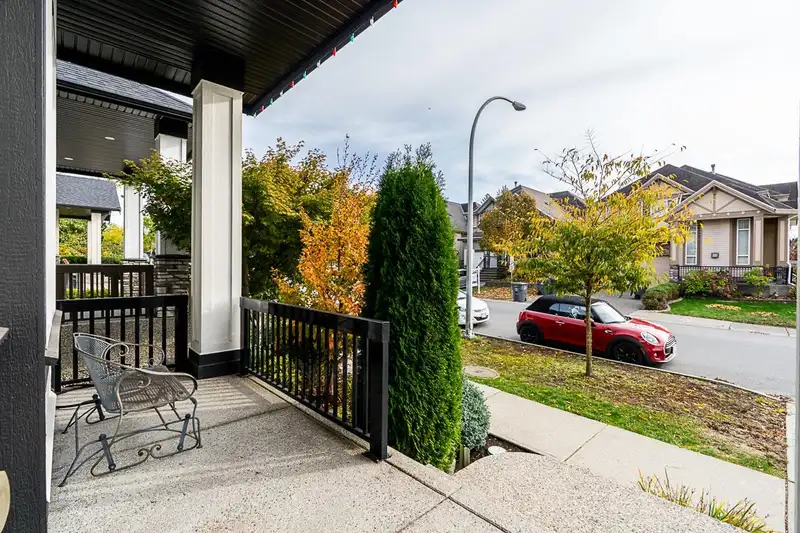 18105 67 AVENUE - photo 3 of 40