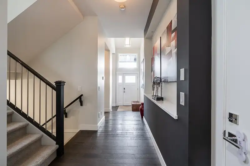 18105 67 AVENUE - photo 4 of 40
