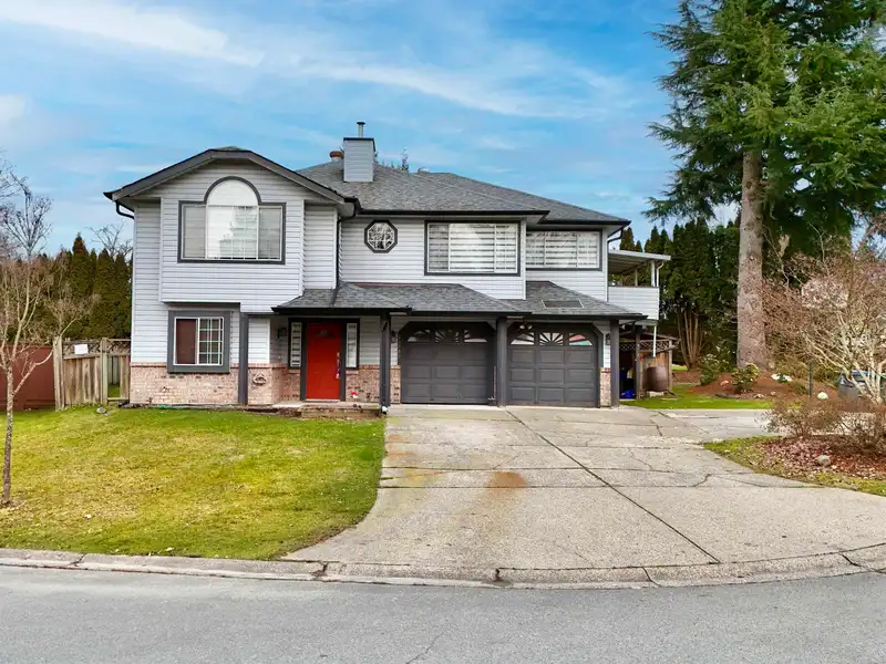 15335 111 AVENUE - photo 1 of 31