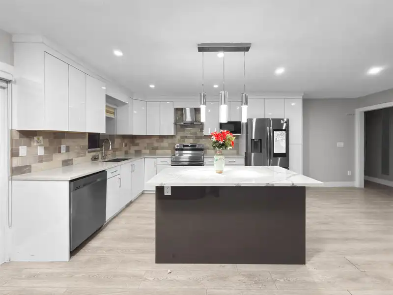 15335 111 AVENUE - photo 3 of 31